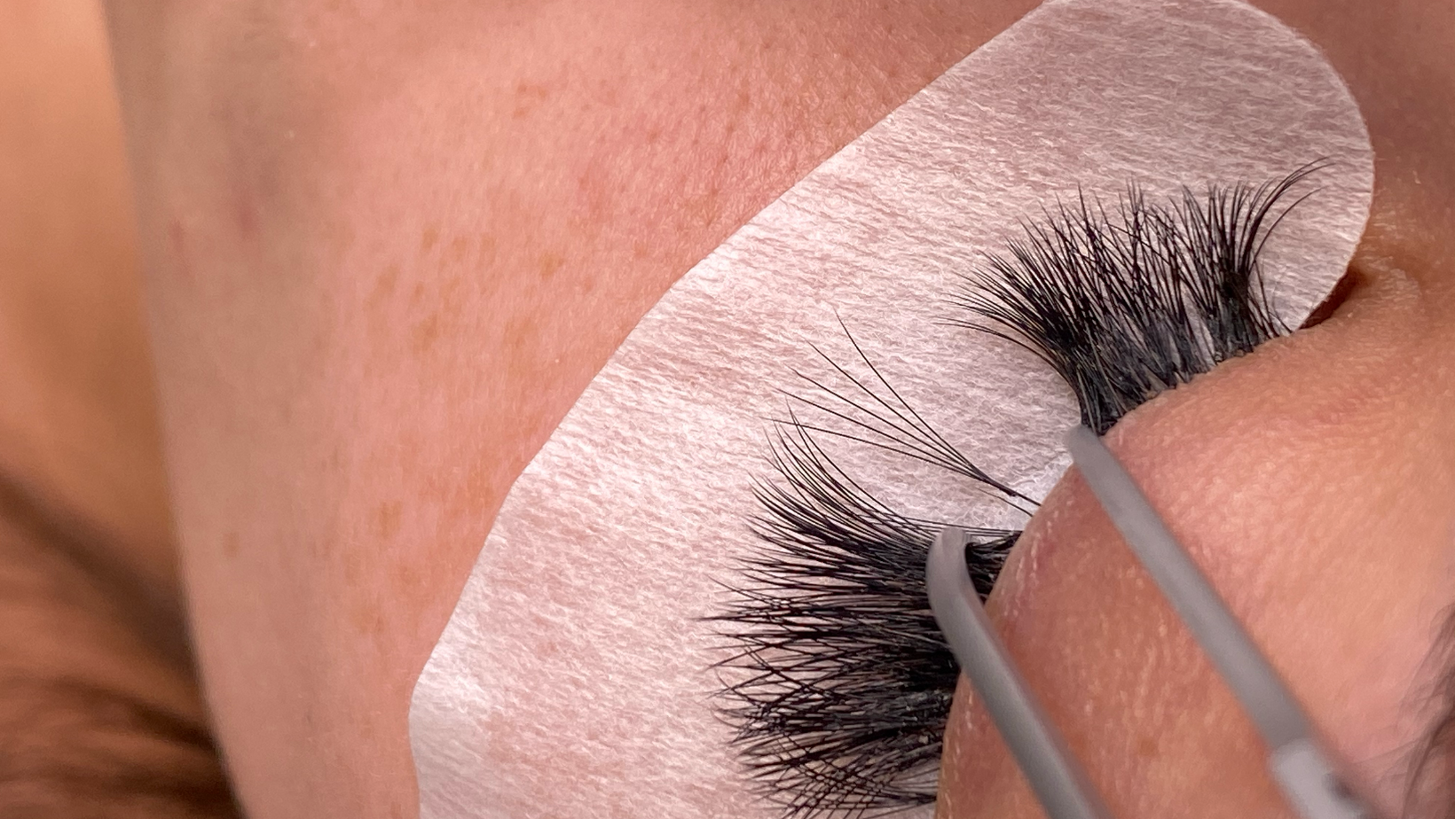 Tips on Eyelash Extension Bonding & Retention